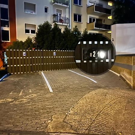 Living At Saarpartments -Adults Only- 2 Bedroom, Netflix - Business & Holiday Apartments For Long- And Short Term Stay, 3 Min To Train Station, Secure E-Bike Parking! Саарбрюкен Екстер'єр фото
