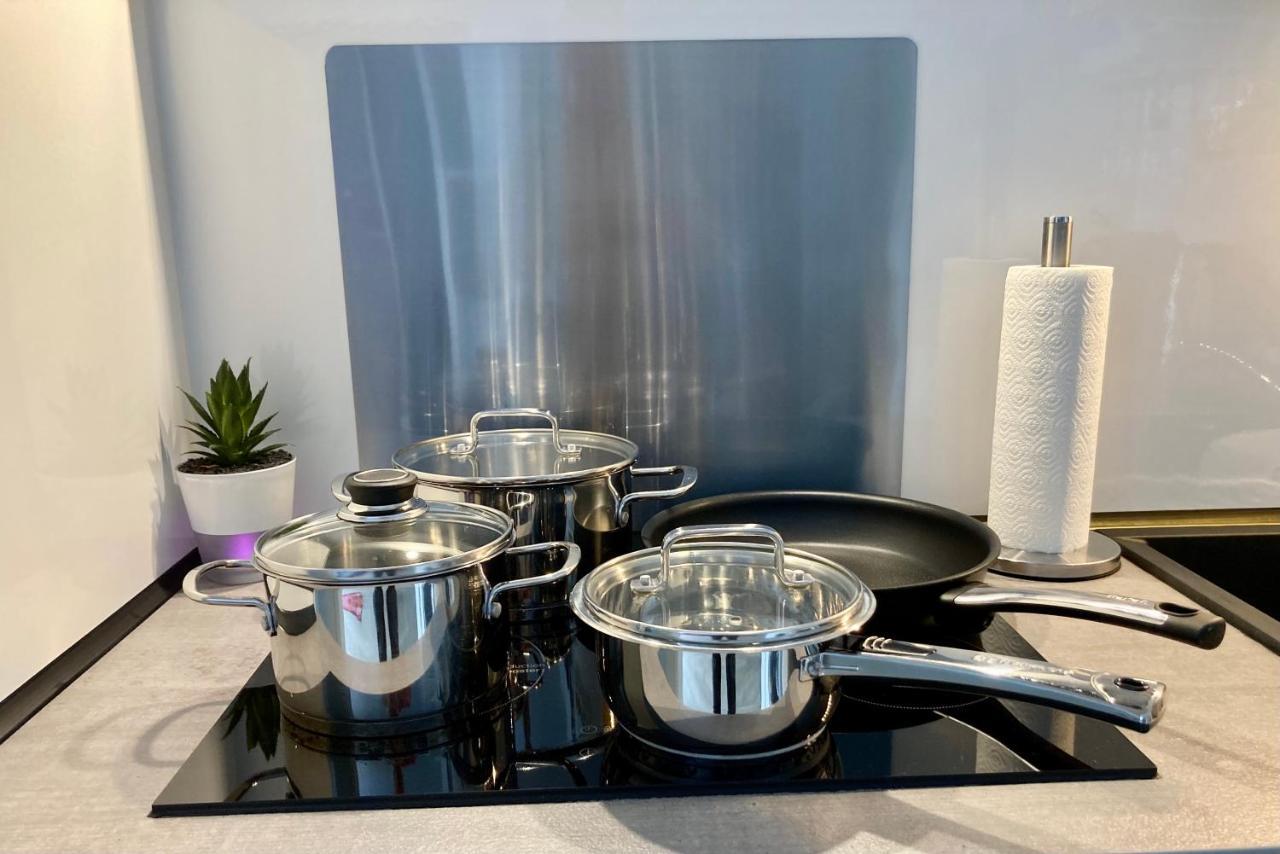 Living At Saarpartments -Adults Only- 2 Bedroom, Netflix - Business & Holiday Apartments For Long- And Short Term Stay, 3 Min To Train Station, Secure E-Bike Parking! Саарбрюкен Екстер'єр фото